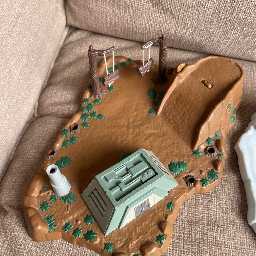 Star Wars Vintage Micro Playset with Mini Figures - Brown, White, Green - Picture 4 of 8